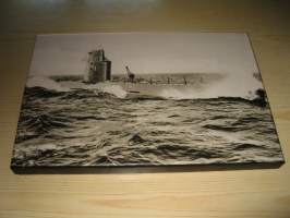 Sukellusvene HMS Vargen, Ruotsi, canvastaulu, koko 20 cm x 30 cm. Tehty 50 numeroitua kappaletta. Hieno esim. lahjaksi.