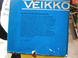 veikko sinisalo. mies puolipäivässä  vakitan tarjous helposti paketti. ..S ja  M KOKO   19x36 x60 cm paino 35kg  POSTIMAKSU  5e.