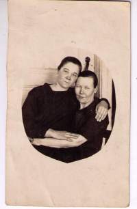 Valokuva. Äiti ja  tytär  vai  sisaruksetko. Koko 8x13 cm. Oletan 1940-luvun  kuva
