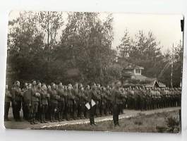 Lakki päästä  - valokuva sotilasvalokuva postikortti koko