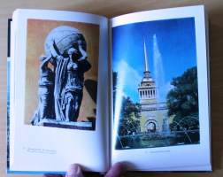Leningrad, 1985. Opaskirja. Rakennushistoriallisia muistomerkkejä, taidemuseoita, esikaupunkien palatseja ja puistoja. Runsaasti kuvitettu!