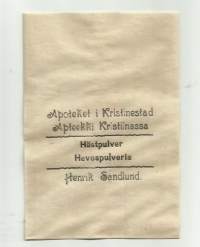 Hevospulveria / Apoteket i Kristinestad  Henrik Sandlund  - apteekkipussi