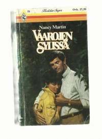 Vaarojen sylissä / Nancy Martin ; [suom. Pasi Punnonen].