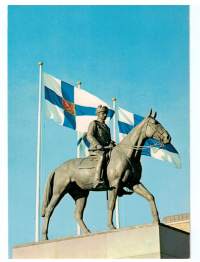 Helsinki sarjan postikortti Carl Gustaf Mannerhein ratsun selässä. Liput liehuu  takana. Kulkematon