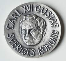 Carl XVI Gustaf 30 år 1976 mitali hopeaa  0.999  ( Torsten Treutiger )56 mm   taidemitali  kotelossa paino 88 g  nr 2795/3500 todistus