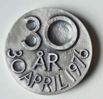 Carl XVI Gustaf 30 år 1976 mitali hopeaa  0.999  ( Torsten Treutiger )56 mm   taidemitali  kotelossa paino 88 g  nr 2795/3500 todistus