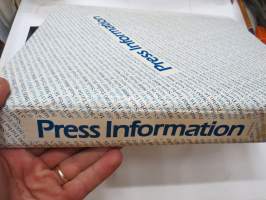 Saab 9000 Turbo 16 Press Information-pressikansio, nelikielinen esittelykansio valokuvineen -press kit with photographs