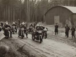 TT moottoripyöräkilpailu Suomessa, canvastaulu, koko 20 cm x 30 cm, tehty vain 50 numeroitua kappaletta. Hieno esim. lahjaksi.