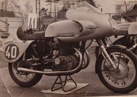 Norton moottoripyörä, brittipyörä, canvastaulu, koko 20 cm x 30 cm, tehty vain 50 numeroitua kappaletta. Hieno esim. lahjaksi.