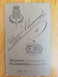 CDV - Visiittikorttivalokuva. -Ei tää näin vakavaa ole- Valokuvaamo Atelier Universal Helsinki, Unioninkatu 28 A 4.
