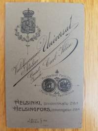 CDV - Visiittikorttivalokuva. -Eihän me hymyillä- Valokuvaamo Atelier Universal Carl Klein Helsinki, Unioninkatu 28 A 4.