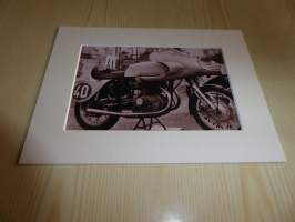 Norton TT moottoripyörä, valokuva, paspiksen koko 15 cm x 20 cm. Hieno esim. kehystettynä ja/tai lahjaksi. Valokuva on uusintapainos.