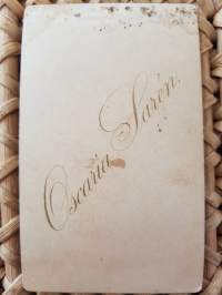 CDV - Visiittikorttivalokuva -täti ja setä Hirvonen- Kuva Oscaria Sarén, kuvannut Kotkassa ja Lappeenrannassa 1879-1909.