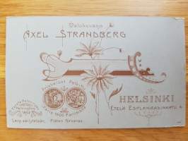 CDV - Visiittikorttivalokuva - pitsiä-. Valokuvaaja Axel Strandberg Etelä Esplanaadinkatu 4 Helsinki. Ateljee kuvaaja  1897-1906.