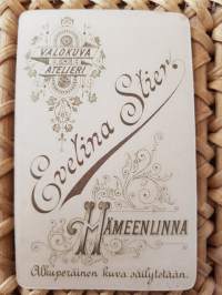 CDV - Visiittikorttivalokuva. Valokuva Atelieri Evelina Stier Hämeenlinna, 1892-1907.