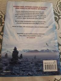 Michael Ridpath : Varjojen saartama.  Suomentanut Sirkka-Liisa Sjöblom.  Ilmestynyt 2010, painettu Suomessa 2013.
