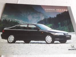 Myyntiesitteet Honda Accord -93,  9 sivua ja Honda Accord-93 , 24 sivua. Ajo-ominaisuudet, tekniset tiedot, suunnittelu  ym.