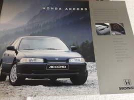 Myyntiesitteet Honda Accord -93,  9 sivua ja Honda Accord-93 , 24 sivua. Ajo-ominaisuudet, tekniset tiedot, suunnittelu  ym.