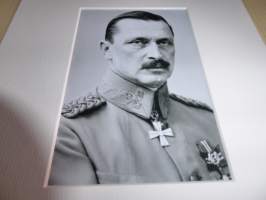 Mannerheim valokuva ja nimikirjoitus joka on painettu paksuhkolle ja matalle valokuvapaperille. Paspiksen koko A4 eli helppo kehystää. Hieno esim. lahjaksi.