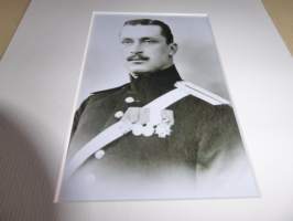 Mannerheim valokuva ja nimikirjoitus joka on painettu paksuhkolle ja matalle valokuvapaperille. Paspiksen koko A4 eli helppo kehystää. Hieno esim. lahjaksi.