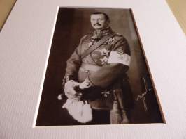Mannerheim valokuva ja nimikirjoitus joka on painettu paksuhkolle ja matalle valokuvapaperille. Paspiksen koko A4 eli helppo kehystää. Hieno esim. lahjaksi.