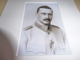 Mannerheim valokuva ja nimikirjoitus joka on painettu paksuhkolle ja matalle valokuvapaperille. Paspiksen koko A4 eli helppo kehystää. Hieno esim. lahjaksi.