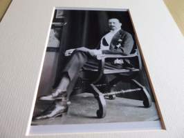 Mannerheim valokuva ja nimikirjoitus joka on painettu paksuhkolle ja matalle valokuvapaperille. Paspiksen koko A4 eli helppo kehystää. Hieno esim. lahjaksi.