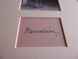 Mannerheim valokuva ja nimikirjoitus joka on painettu paksuhkolle ja matalle valokuvapaperille. Paspiksen koko A4 eli helppo kehystää. Hieno esim. lahjaksi.