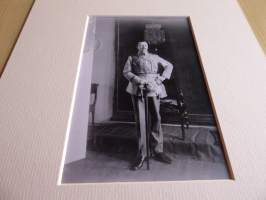Mannerheim valokuva ja nimikirjoitus joka on painettu paksuhkolle ja matalle valokuvapaperille. Paspiksen koko A4 eli helppo kehystää. Hieno esim. lahjaksi.