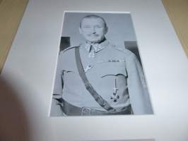 Mannerheim valokuva ja nimikirjoitus joka on painettu paksuhkolle ja matalle valokuvapaperille. Paspiksen koko A4 eli helppo kehystää. Hieno esim. lahjaksi.