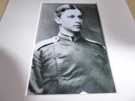 Mannerheim valokuva ja nimikirjoitus joka on painettu paksuhkolle ja matalle valokuvapaperille. Paspiksen koko A4 eli helppo kehystää. Hieno esim. lahjaksi.