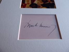 John F. Kennedy valokuva ja nimikirjoitus joka on painettu paksuhkolle ja matalle valokuvapaperille. Paspiksen koko A4 eli helppo kehystää.