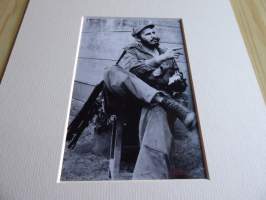 Fidel Castro, Kuuba, valokuva ja nimikirjoitus joka on painettu paksuhkolle ja matalle valokuvapaperille. Paspiksen koko A4 eli helppo kehystää.