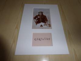 Intiaanipäällikkö Geronimo, valokuva ja nimikirjoitus joka on painettu paksuhkolle ja matalle valokuvapaperille. Paspiksen koko A4 eli helppo kehystää.