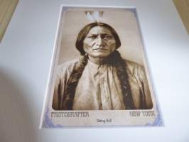 Intiaanipäällikkö Sitting Bull, valokuva ja nimikirjoitus joka on painettu paksuhkolle ja matalle valokuvapaperille. Paspiksen koko A4 eli helppo kehystää.