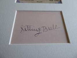 Intiaanipäällikkö Sitting Bull, valokuva ja nimikirjoitus joka on painettu paksuhkolle ja matalle valokuvapaperille. Paspiksen koko A4 eli helppo kehystää.