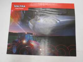 Valtra traktori Seinäkalenteri 2004 -myyntiesite / sales brochure