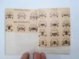&quot;Maailman Autot&quot; -keräilykuvia vihkoon liimattuna