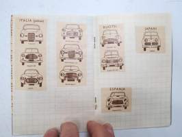 &quot;Maailman Autot&quot; -keräilykuvia vihkoon liimattuna