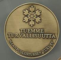 Maanpuolustuksen tuki - tuemme turvallisuutta  - mitali 65 mm kotelossa