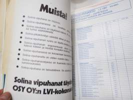 Omakotirakentajan esitekansio noin vuodelta 1980, koko kansiollinen erilaisia rakentamiseen liittyviä esitteitä