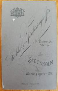 CDV - Visiittikorttivalokuva. Kuva: Elektriska Ateliern Stockholm