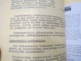 Sisu Rolls-Royce Diesels -alkuperäisen englanninkielisen käsikirjan oheen sivuittain sijoitettuna suomenkieliset sivut, jolloin voidaan seurata alkuperäisiä sivuja