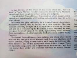 A Journey to ARTEK -piirroskirja neuvostopioneerien kuvitteellisesta maasta ilman kuninkaita ja alamaisia &quot;Republic of Red Kerchiefs&quot; - neuvostoprogandaa v. 1976
