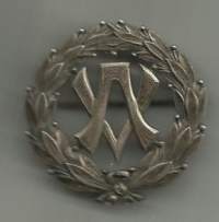 Monogrammi koru hopeaa 1929  - lukkoneulamerkki  rintamerkki 35 mm