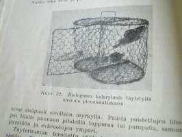 eläinten   täyttäminen .askarteluna ja taiteena.45 kuvaavakitan tarjous helposti paketti 19x36 x60 cm paino 35kg 5e