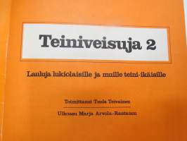 Teiniveisuja 2 - lauluja lukiolaisille ja muille teini-ikäisille -nuottikirja, laulujen nimet näkyvät kohteen kuvissa