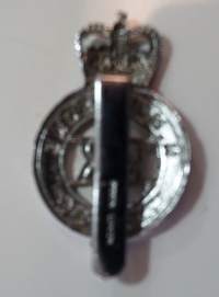 Her Majesty&#039;s Prisons vanginvartijan  virkalakki merkki metallia 5x3,5 cm paino 10 g -  kokardi