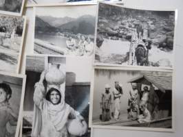 Kashmir / Intia 1963-64, suomalaisia alueella töissä -valokuvasarja 13 kpl / photographs, finns in Kashmere, India