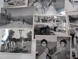 Kashmir / Intia 1963-64, suomalaisia alueella töissä -valokuvasarja 13 kpl / photographs, finns in Kashmere, India